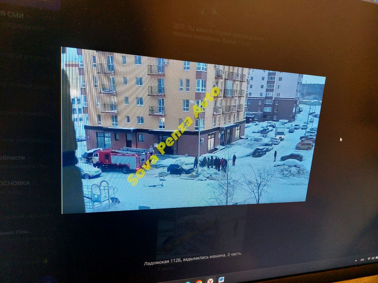 В Пензе дымящую машину тушили при помощи трактора и снега