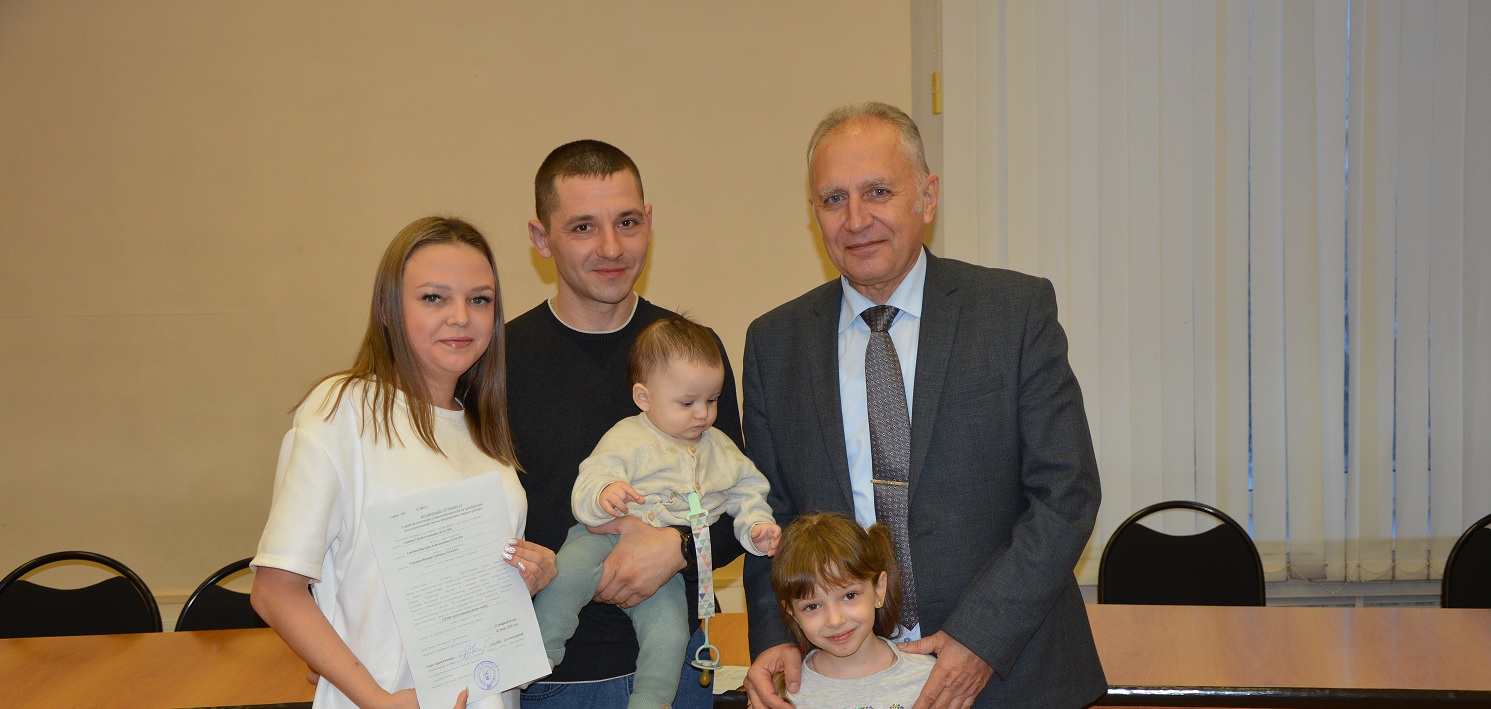 В Кузнецке 23 молодых семьи получили жилищные сертификаты
