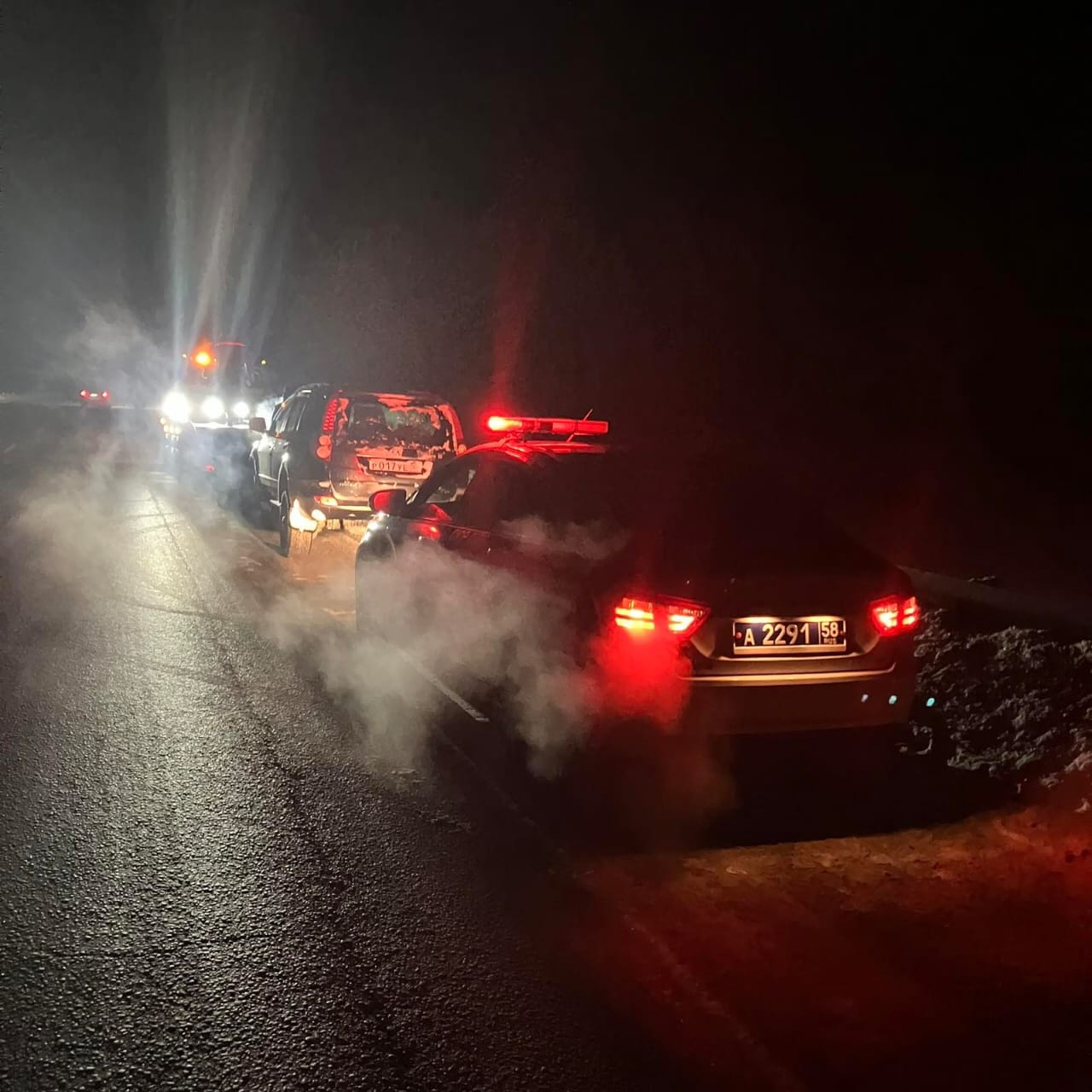 В Бессоновском районе на трассе спасли замерзших мужчину и девушку