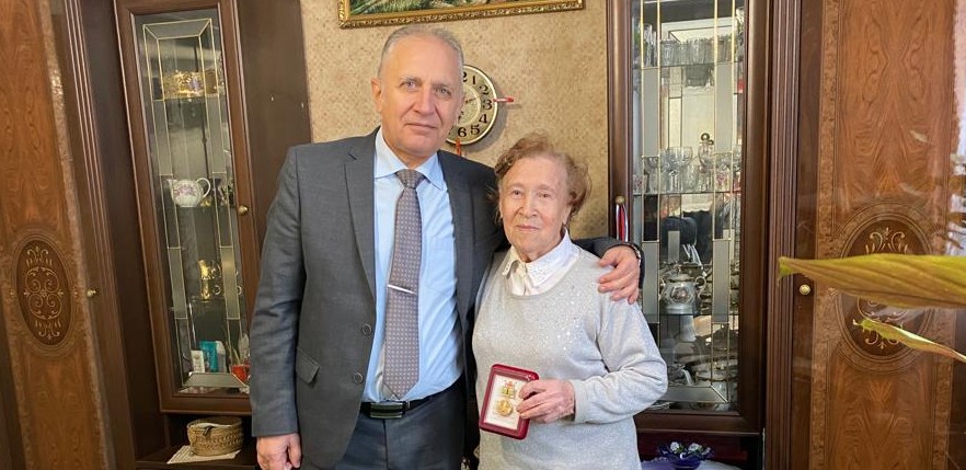 Глава Кузнецка наградил блокадницу почетным знаком