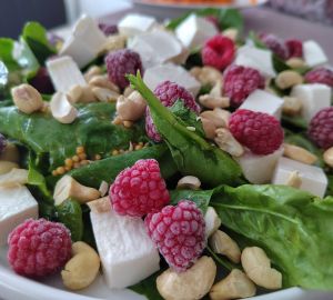 Высокая кухня: салат из шпината, малины и сыра фета
