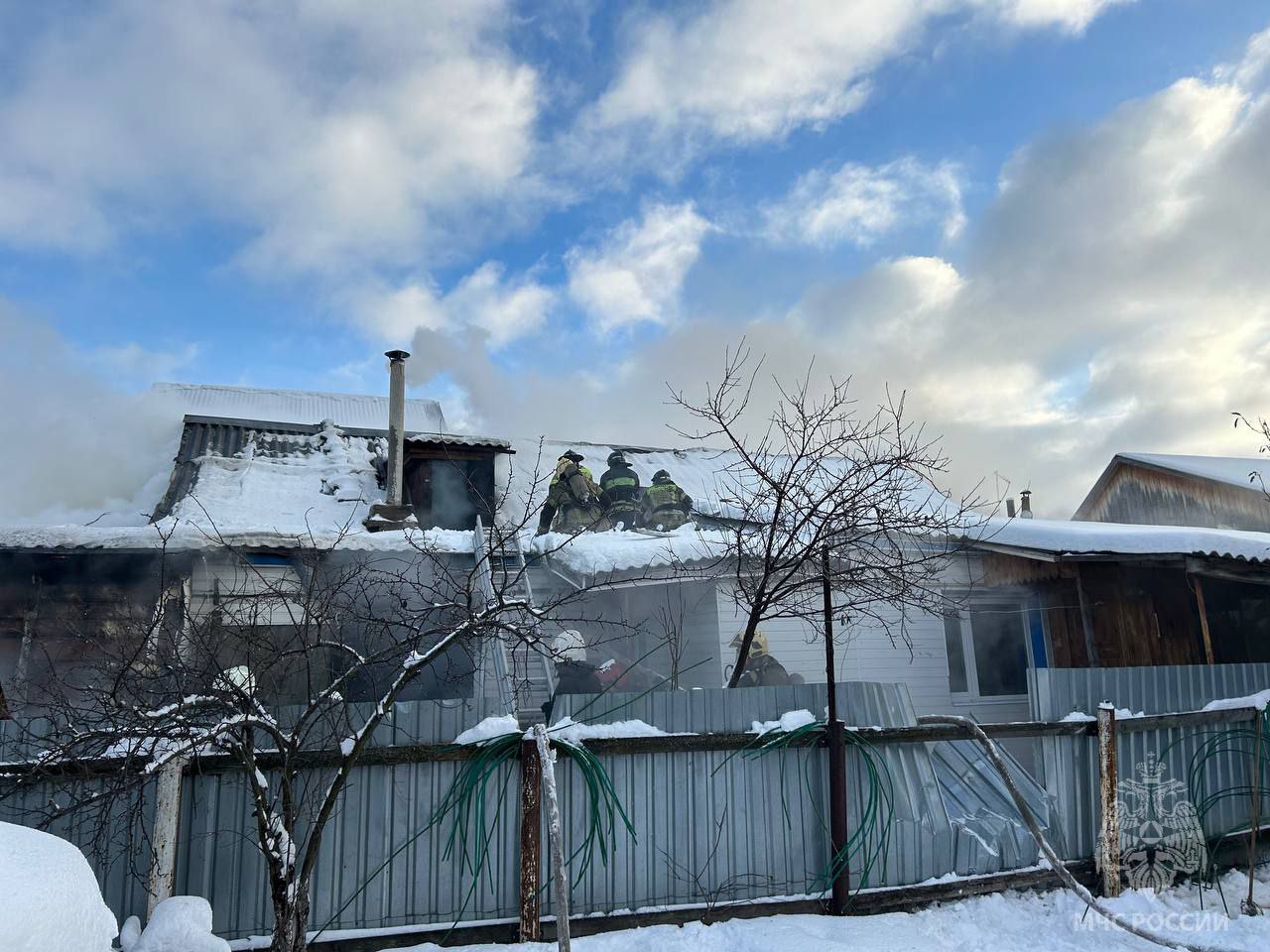 В Пензе 32 человека тушили горящий дом в третьем Колхозном проезде