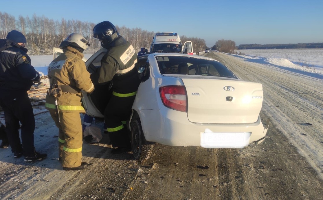 В Никольском районе автоледи оказалась зажатой в машине после ДТП