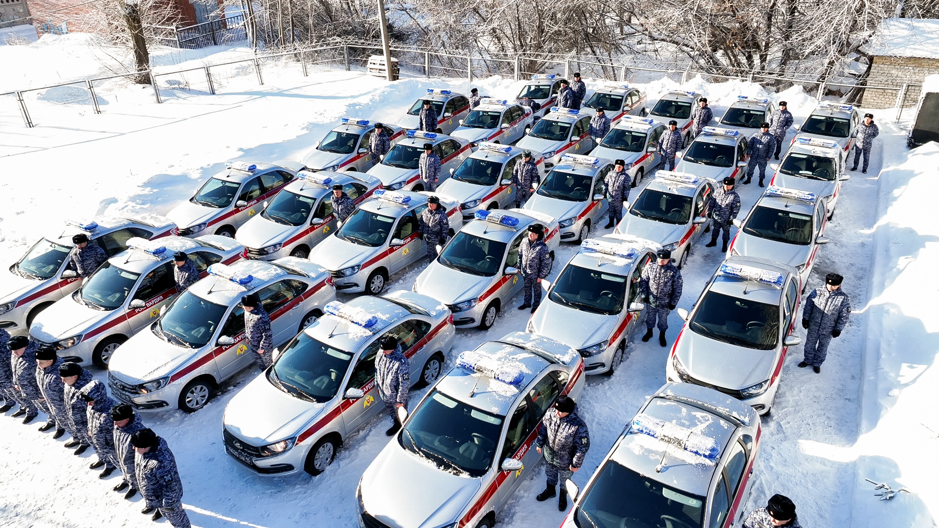 В Пензе сотрудникам Росгвардии вручили ключи от 30 новых машин