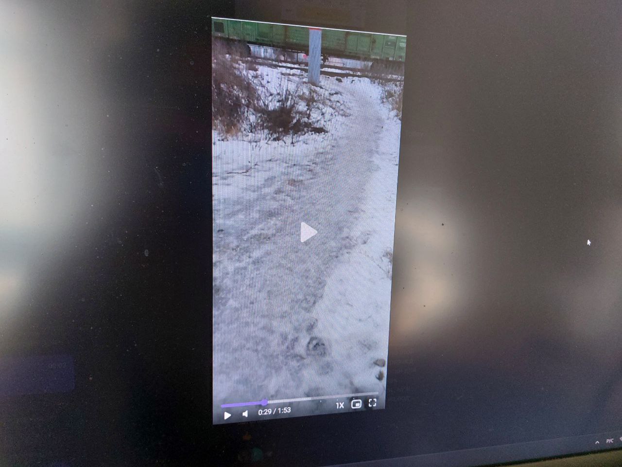 В Бессоновке жители вынуждены проползать под поездами