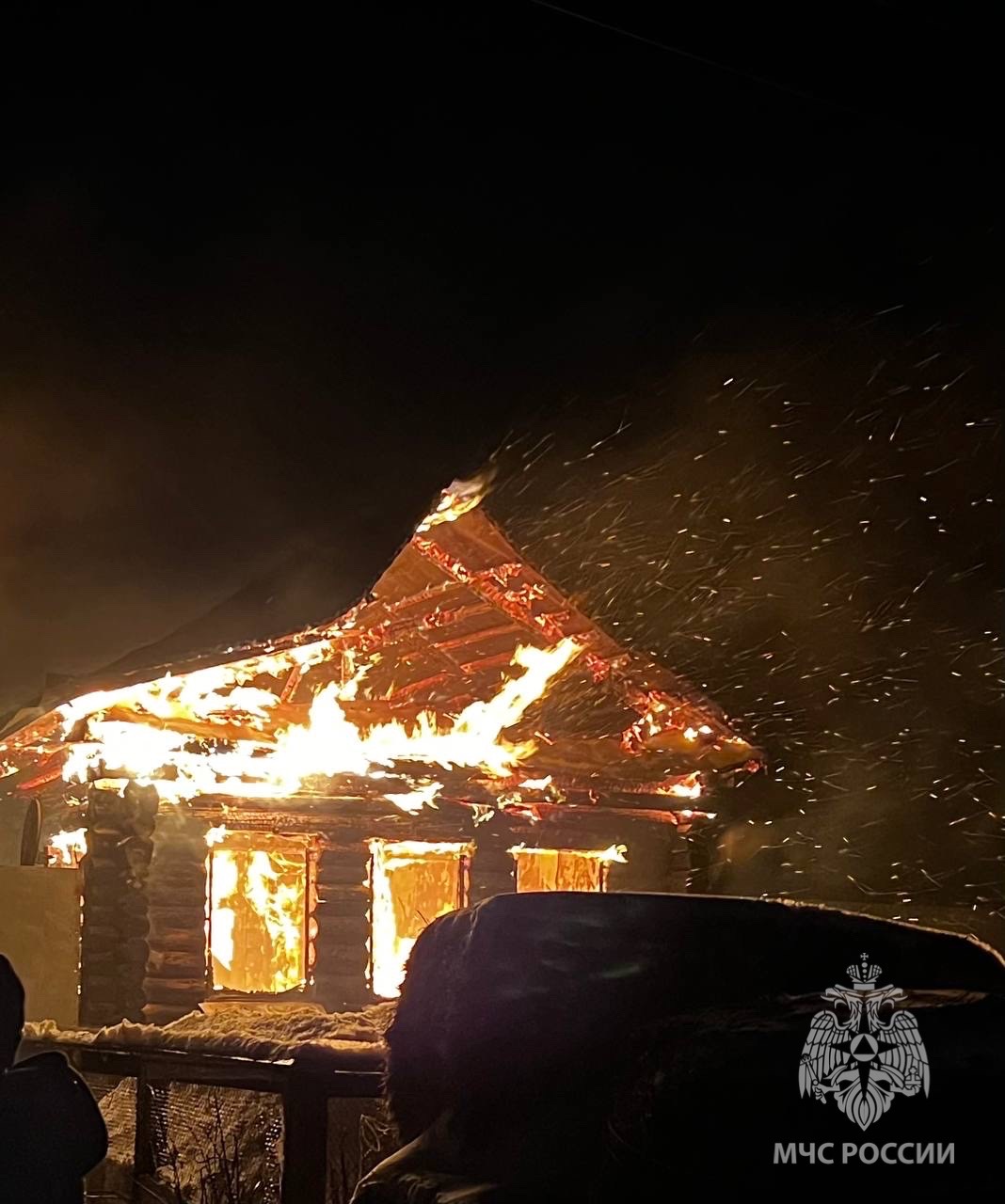 В Кузнецком районе пожарные спасли 3 коров, 4 телят и 10 кур