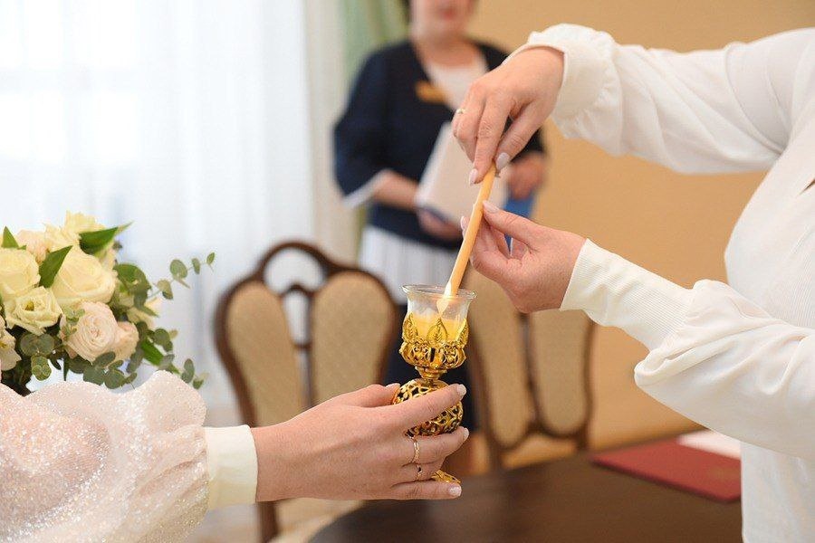 Первым пензенским молодоженам передали Семейный очаг «Сердце России»