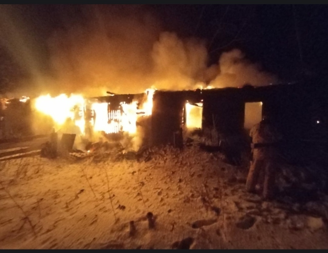 В Городищенском районе огонь уничтожил строительный вагончик