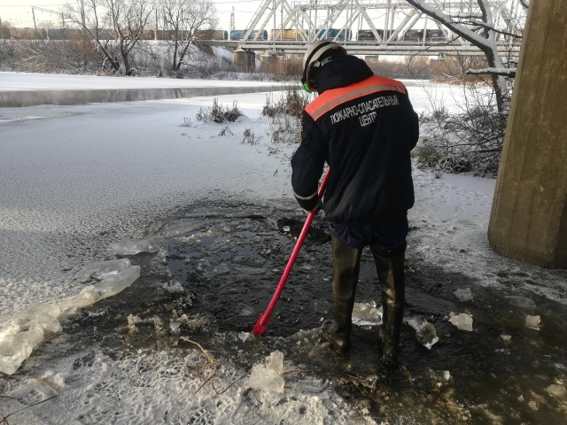 В Пензе на реке Суре нашли вмерзшее в лед тело женщины