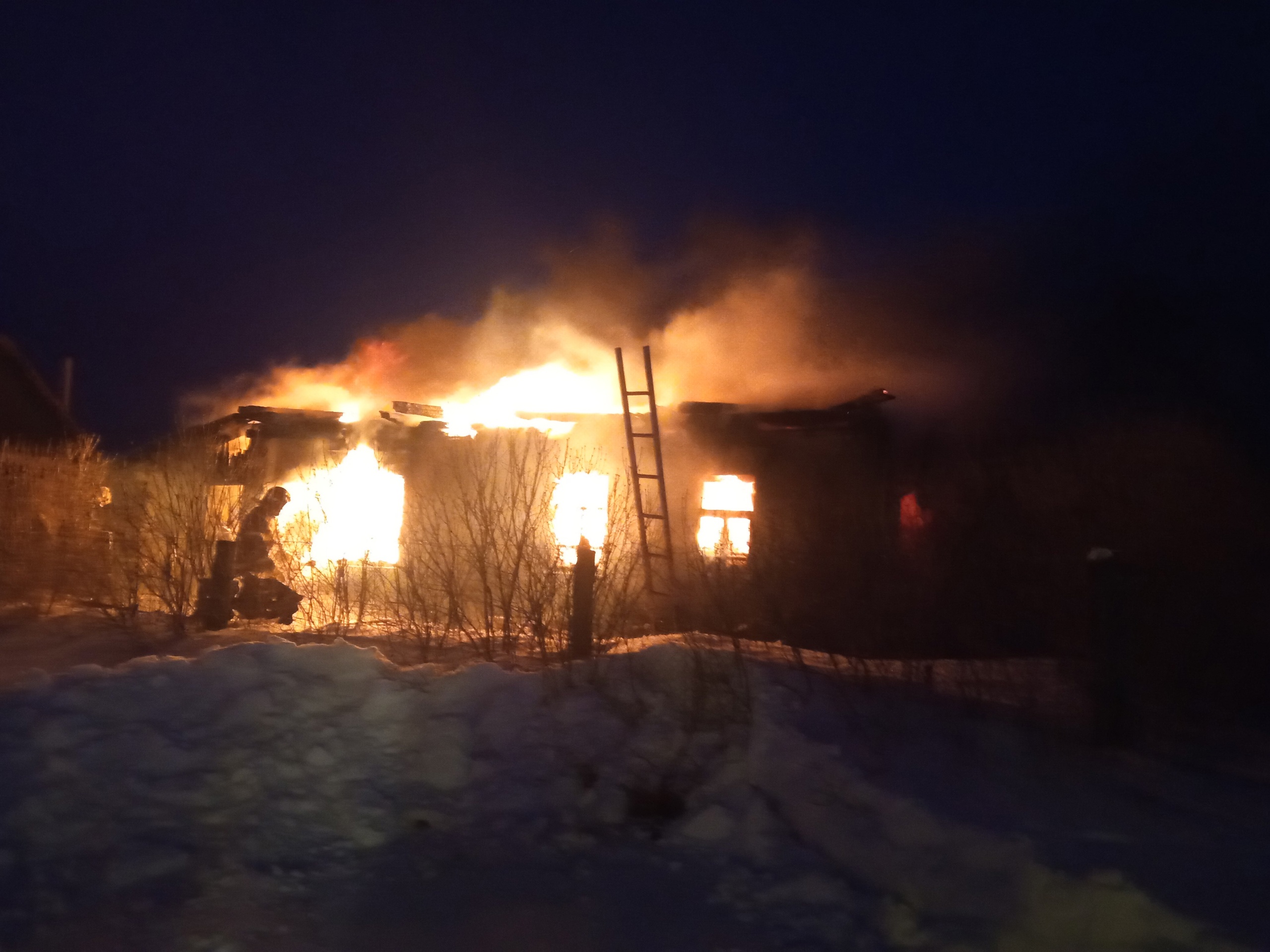 Появились фото с места смертельного пожара в Каменском районе