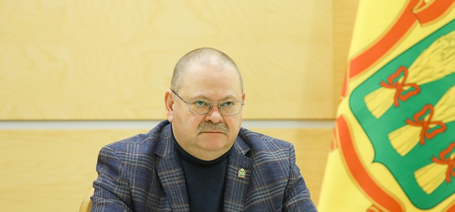 Олег Мельниченко поручил не сбавлять темпы по дорожному и жилищному строительству