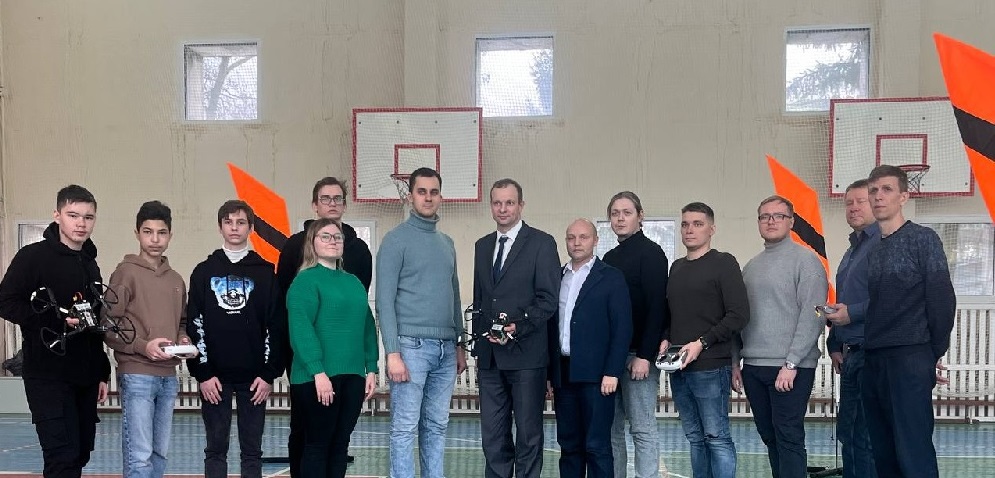 Пензенцы сдают практический экзамен по управлению БПЛА на «Кибердроме»