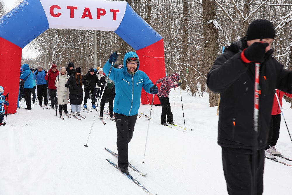 В Пензе лыжники пробежали 5 километров по аллее в 20-градусный мороз
