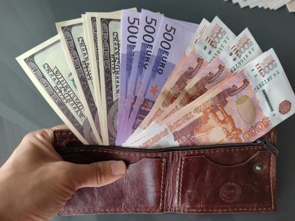 Банк России снизил курс доллара на 61 копейку