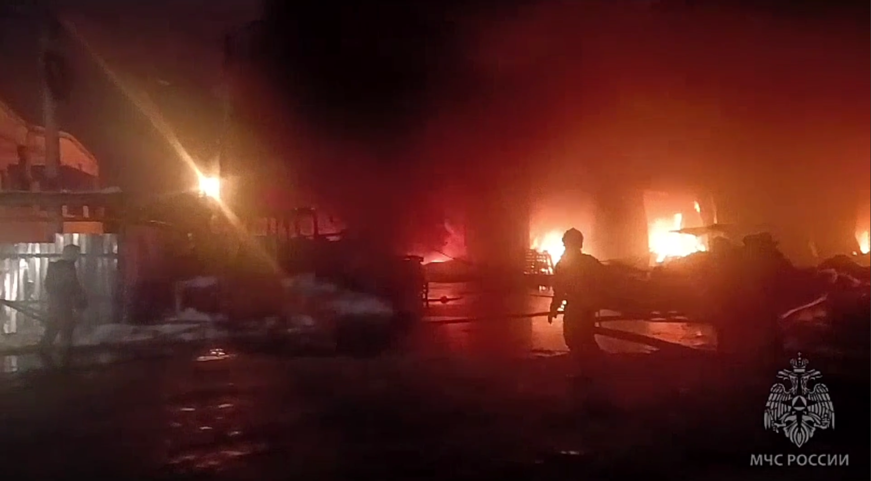 В Пензе огнеборцы тушат пожар на складе полиэтилена на площади 600 квадратов