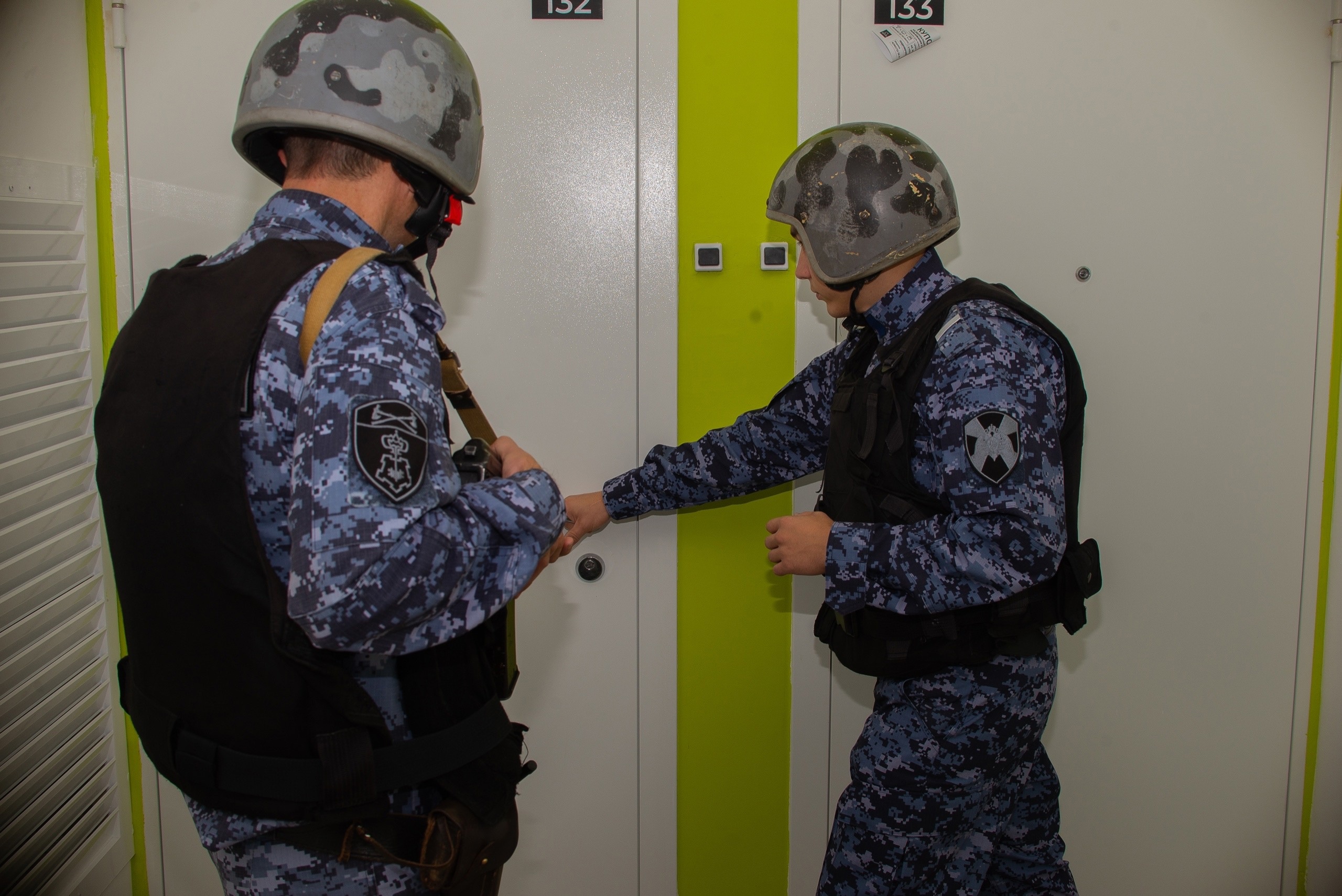 В Пензе две девушки разбили музыкальную аппаратуру и голову работнице бара