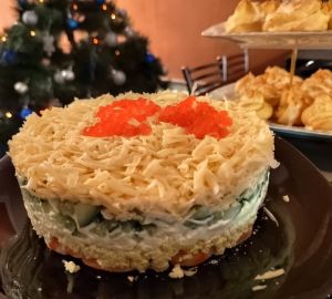 Салат с креветками, огурцом и сыром