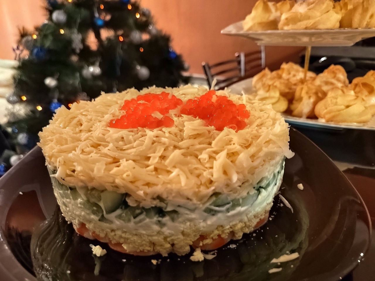 Салат с креветками, огурцом и сыром