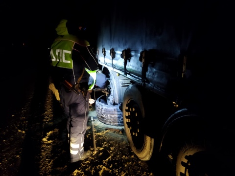 Пензенские инспекторы ГИБДД на трассе М5 помогли водителю грузовика заменить колесо