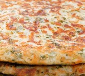 Сырные лепешки с зеленью на завтрак