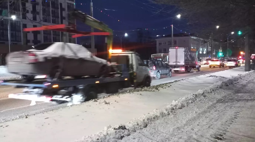 В Пензе так и не привели в порядок негорящие уличные гирлянды