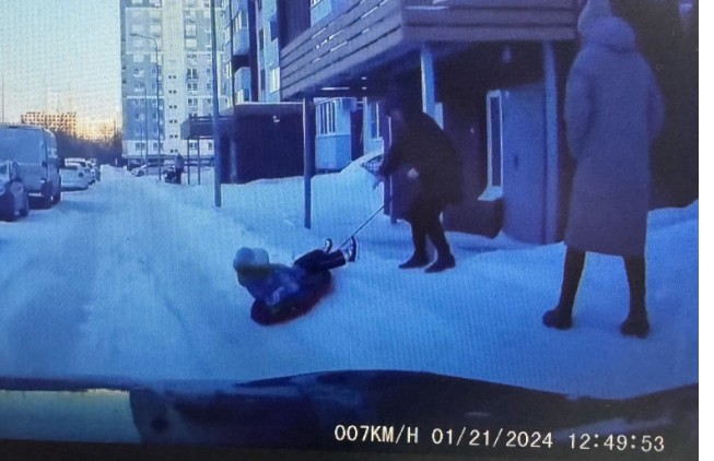 В Пензе ребенок на «ватрушке» чудом не попал под колеса машины