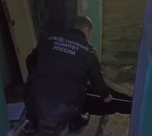 В Пензе мужчина по пояс провалился под пол в подъезде многоэтажки