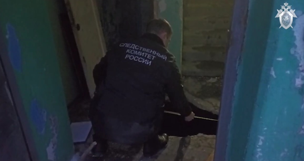 В Пензе мужчина по пояс провалился под пол в подъезде многоэтажки