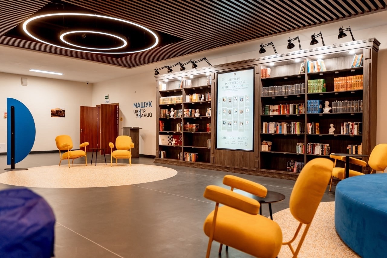 Олег Мельниченко отправил книги в библиотеку Пятигорска