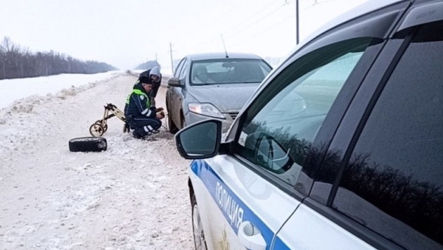 Пензенские автоинспекторы помогли саратовской семье, застрявшей на трассе