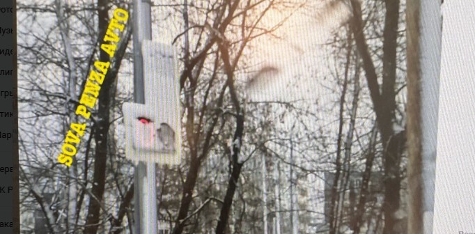 В Терновке водители вынуждены вслепую ехать по перекрестку из-за залепленного снегом светофора