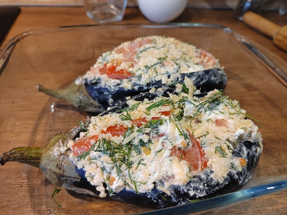 Диетические баклажаны с сыром, чесноком и помидорами