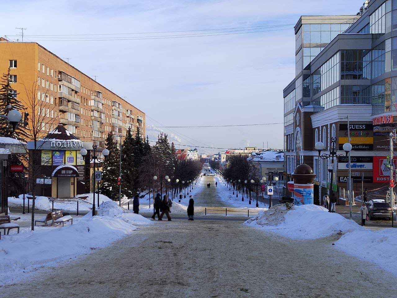 Новая брусчатка на улице Московской покрыта толстым слоем снега