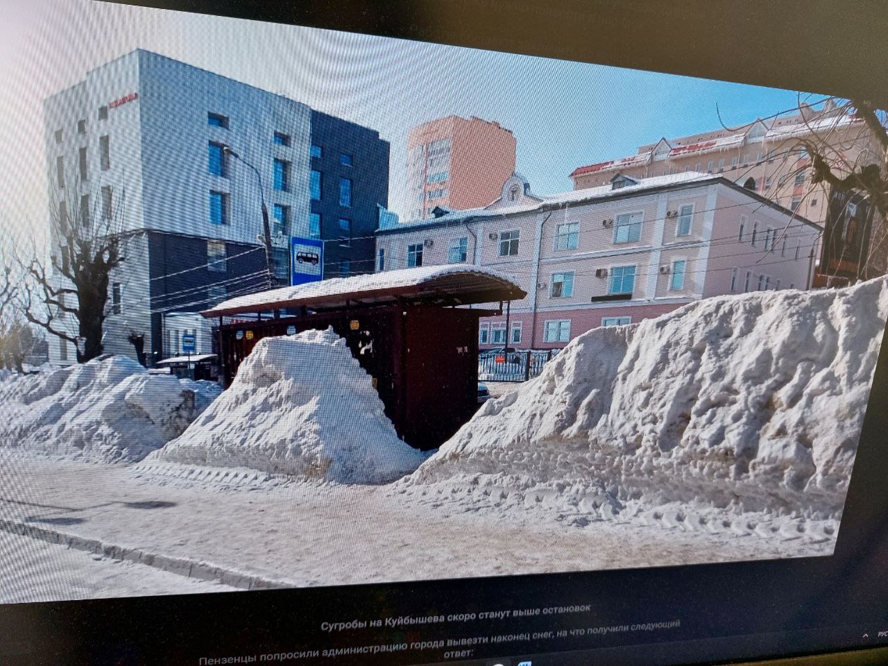 В Пензе коммунальщики намели сугробы выше остановок