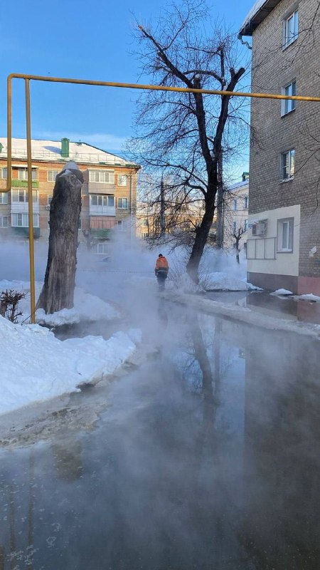 В Пензе улицу Калинина залило водой из лопнувшей трубы