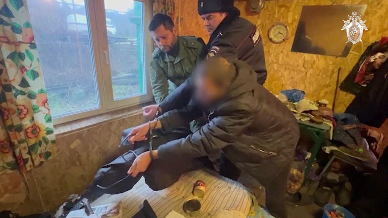 В Спасском районе мужчина задушил друга удлинителем и лег спать рядом с трупом