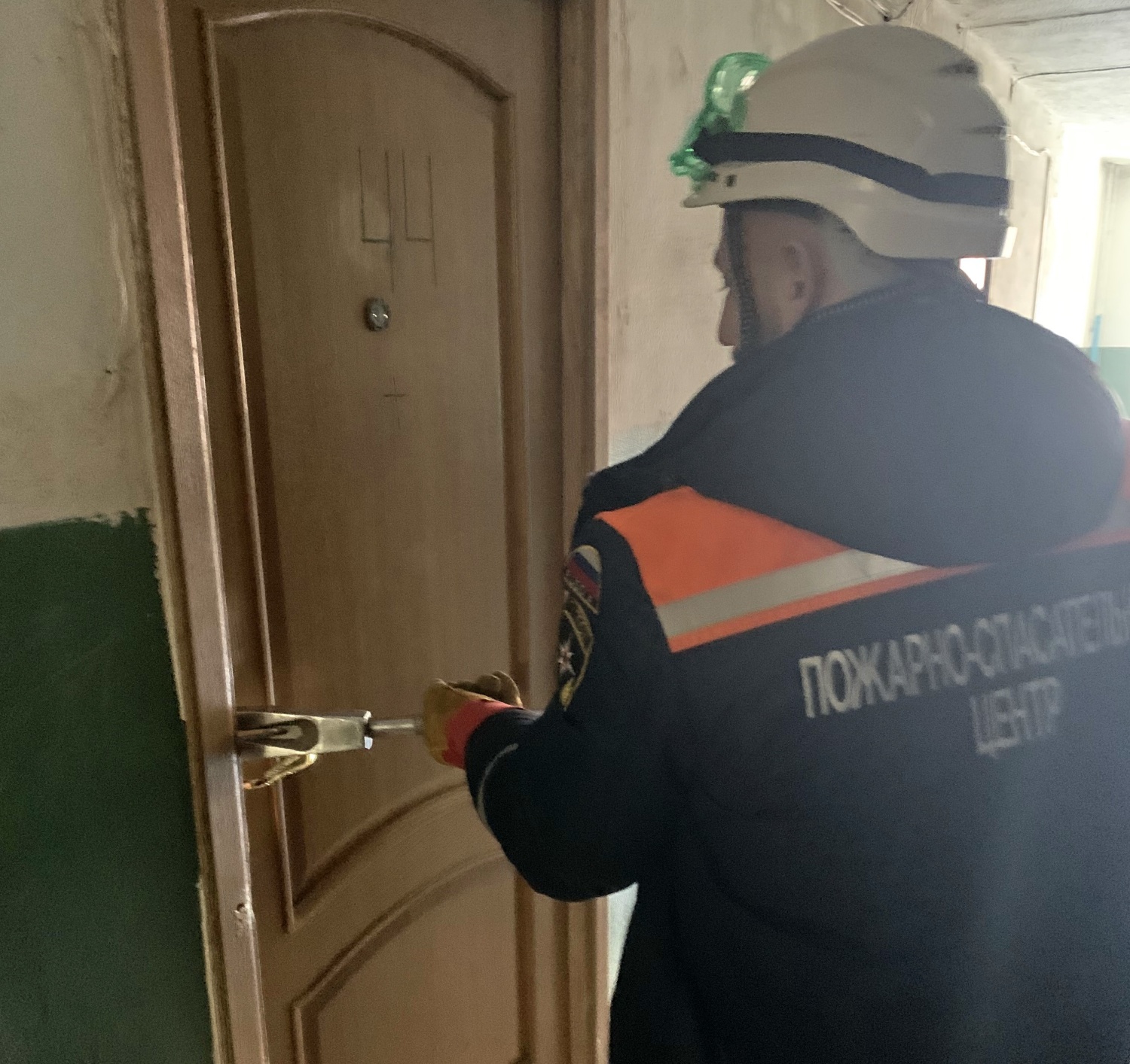 В Пензе спасатели помогли запертому в квартире мужчине