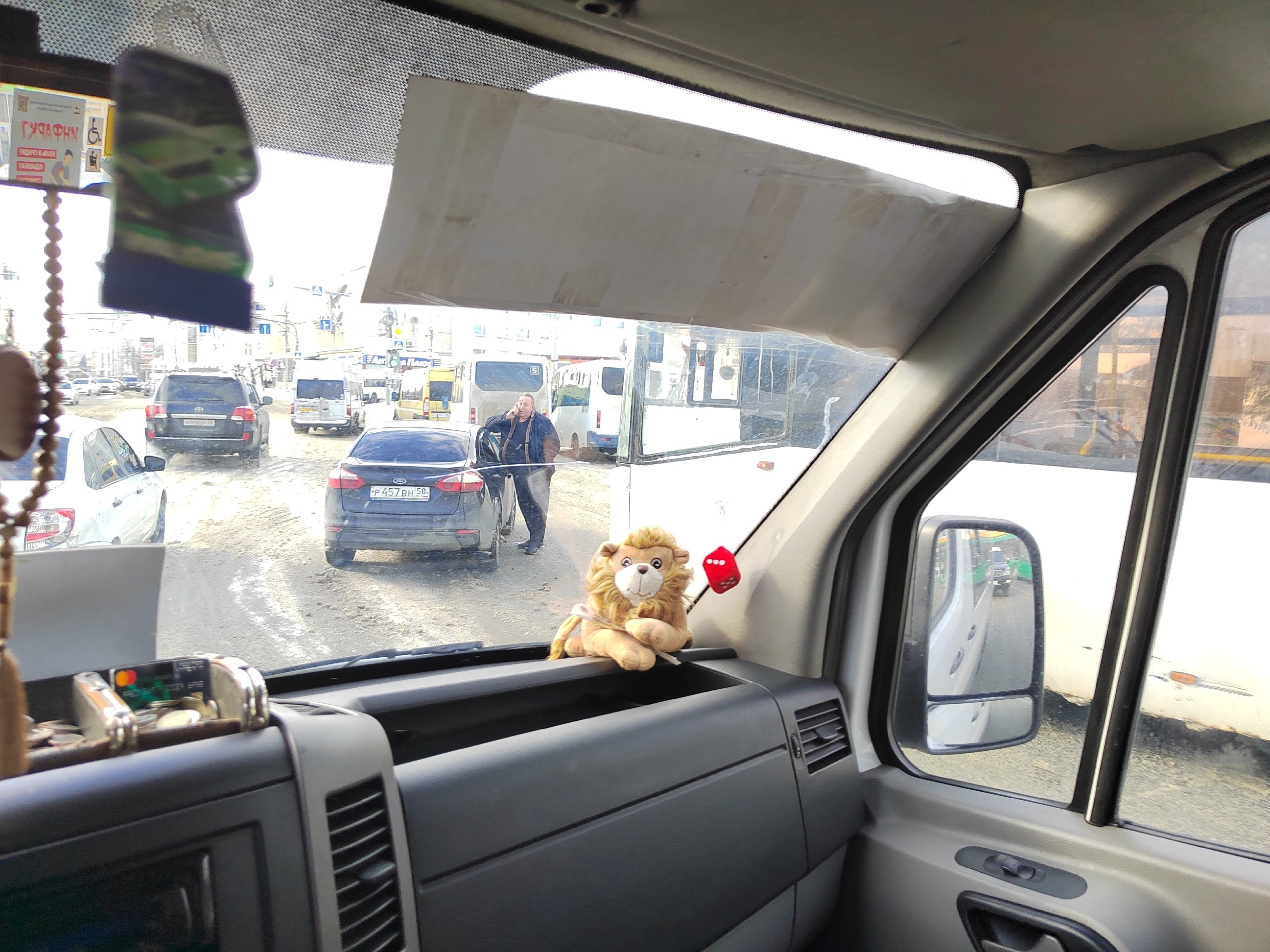 В Пензе у центрального рынка автобус столкнулся с легковушкой