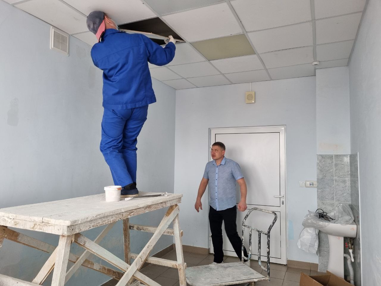 В Пензе палаты больницы №6 подготовят к весне при помощи краски и шпаклевки