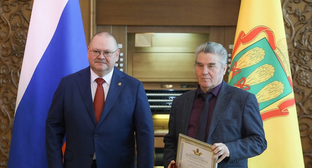 Олег Мельниченко наградил Председателя совета ветеранов УФСИН Владимира Потанина