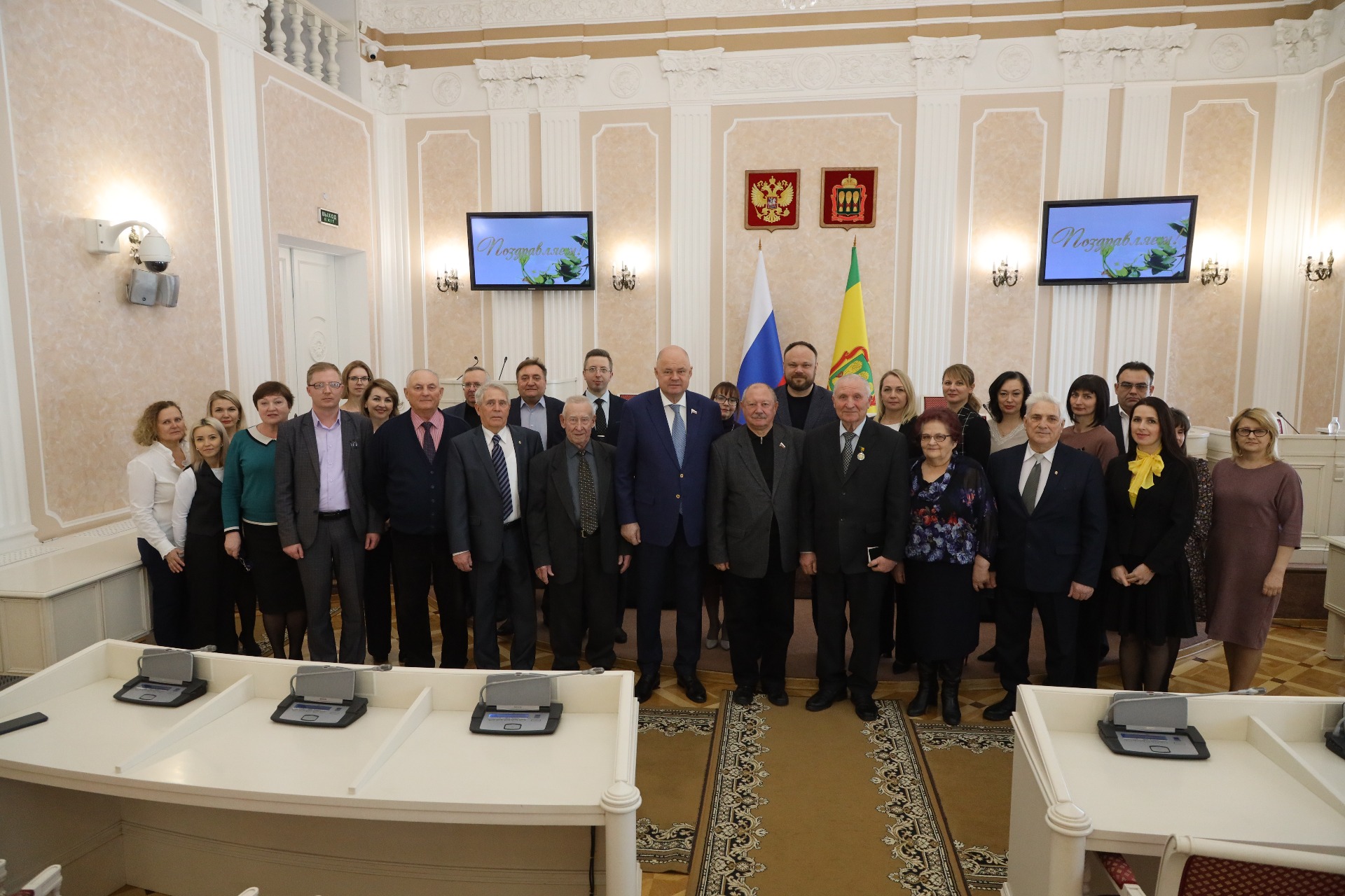 Вадим Супиков вручил Почетный знак Заксобрания ветерану труда Николаю Золотенкову