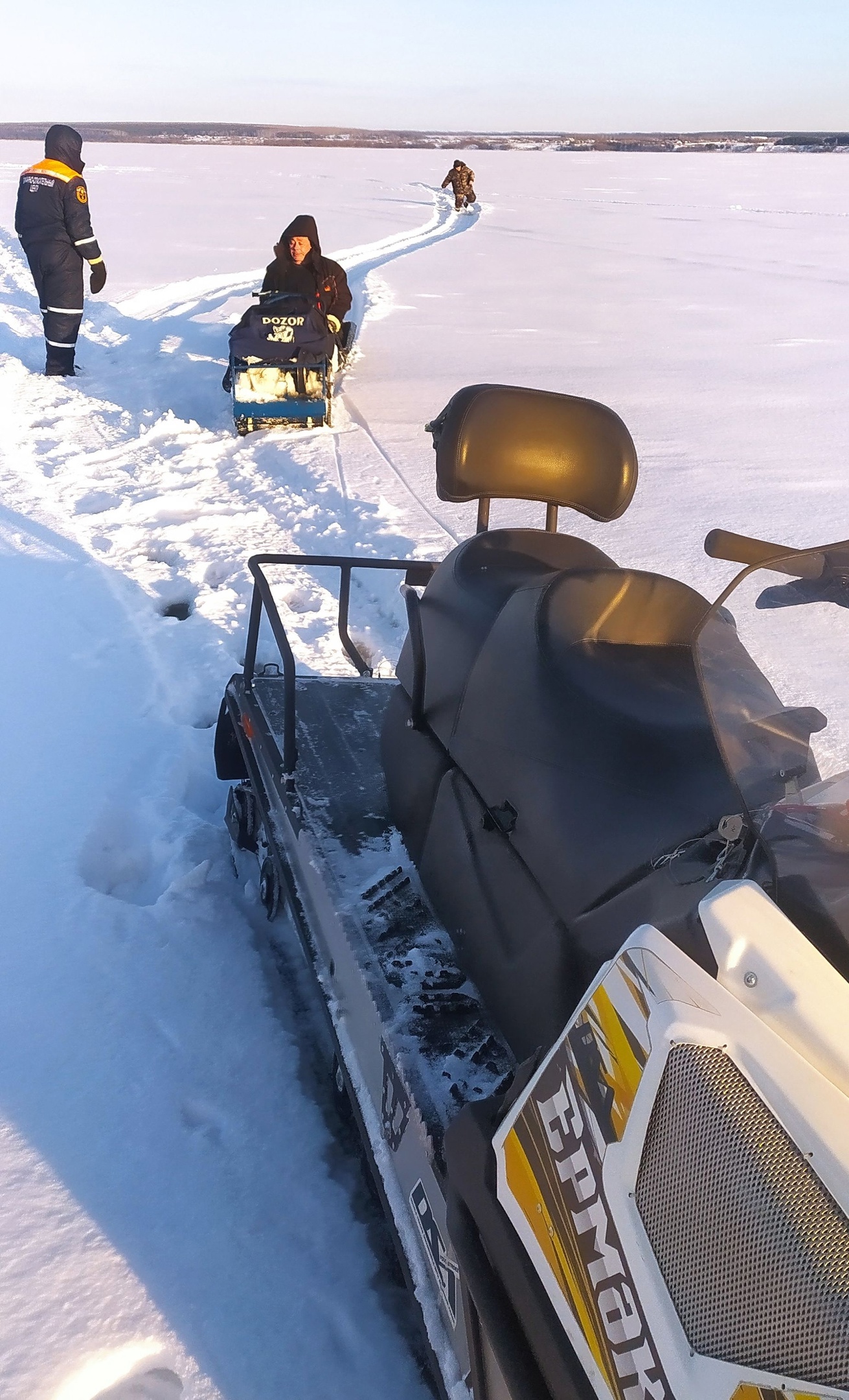 В Пензе спасатели помогли отцу с сыном выбраться со льда Сурского водохранилища