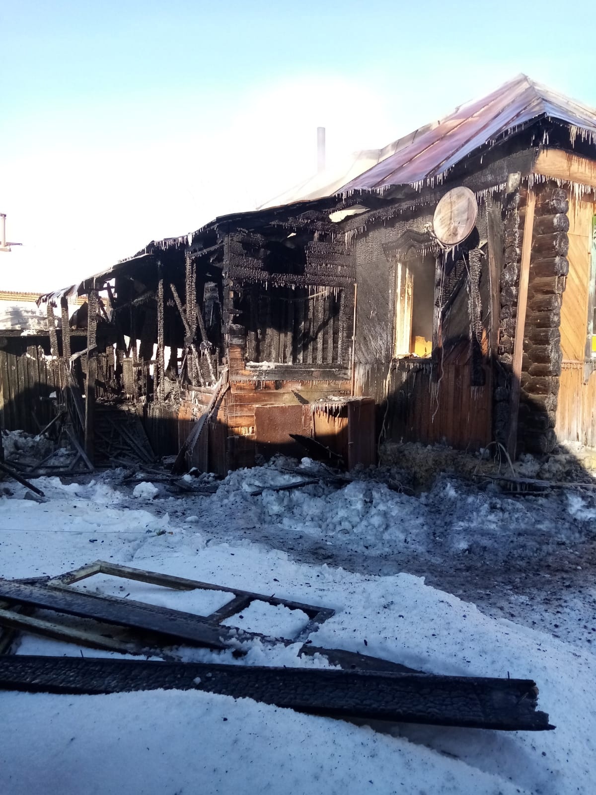 В Городищенском районе огонь уничтожил срубовой дом