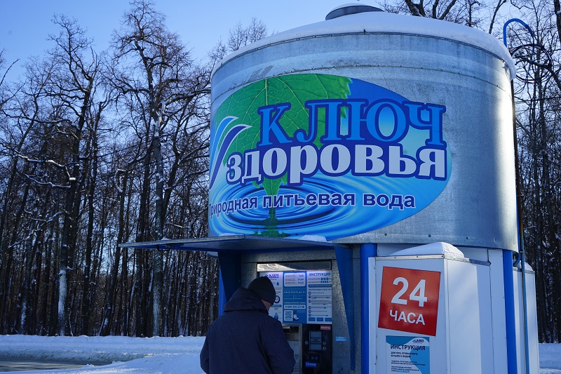 Нутрициолог объяснил, почему при недостатке воды в организме человек переедает