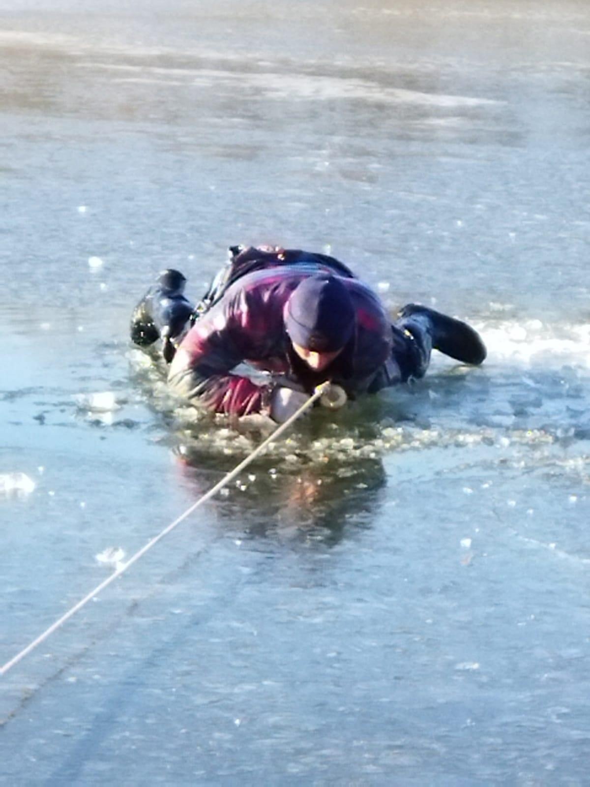 В Пензе мужчину достали из полыньи на реке Сура