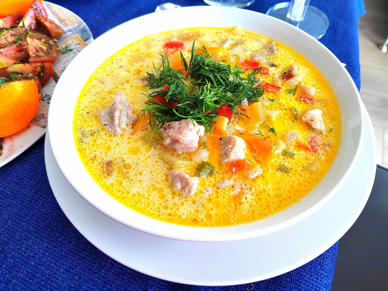 Сливочный суп с курицей и томатами