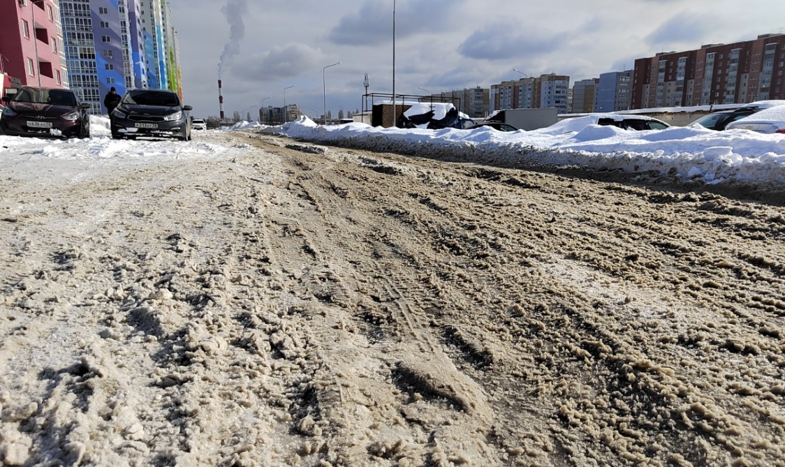 Жители ГПЗ пожаловались на редкую очистку внутриквартальных дорог