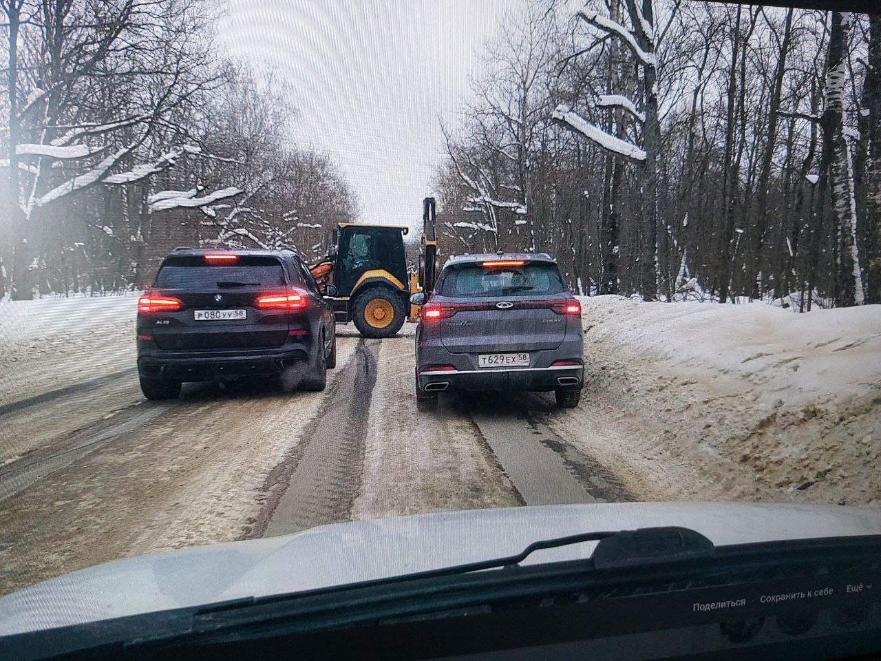 В Пензе школьный автобус мотало по нечищенной колее