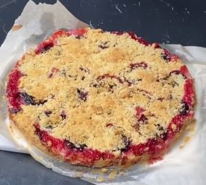 Пирог со сливами и творогом