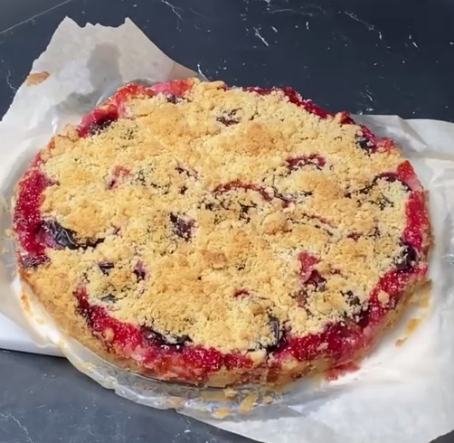 Пирог со сливами и творогом